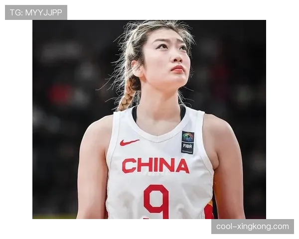 李梦训练完直接啃鸡腿，这自律和放纵的切换也太真实了